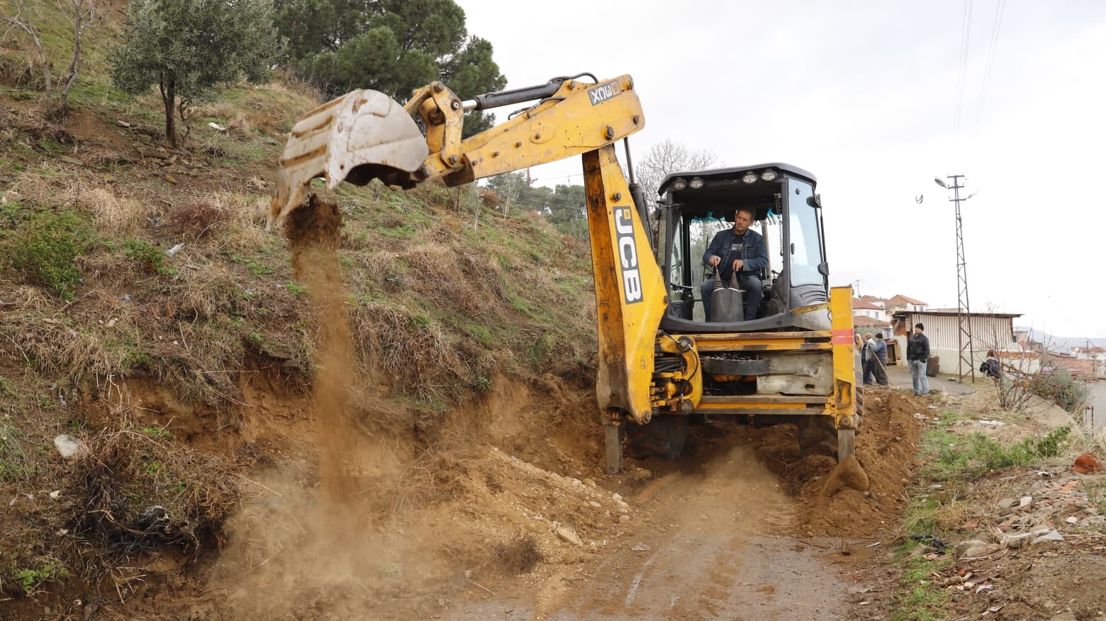 Fen İşleri Müdürlüğüne bağlı ekiplerimizin bir bölümü, Esentepe Yeniköy İstasyon Örnekköy Kasaplı Çeşneli Mahallelerimizde çalışmalarına devam ediyor.