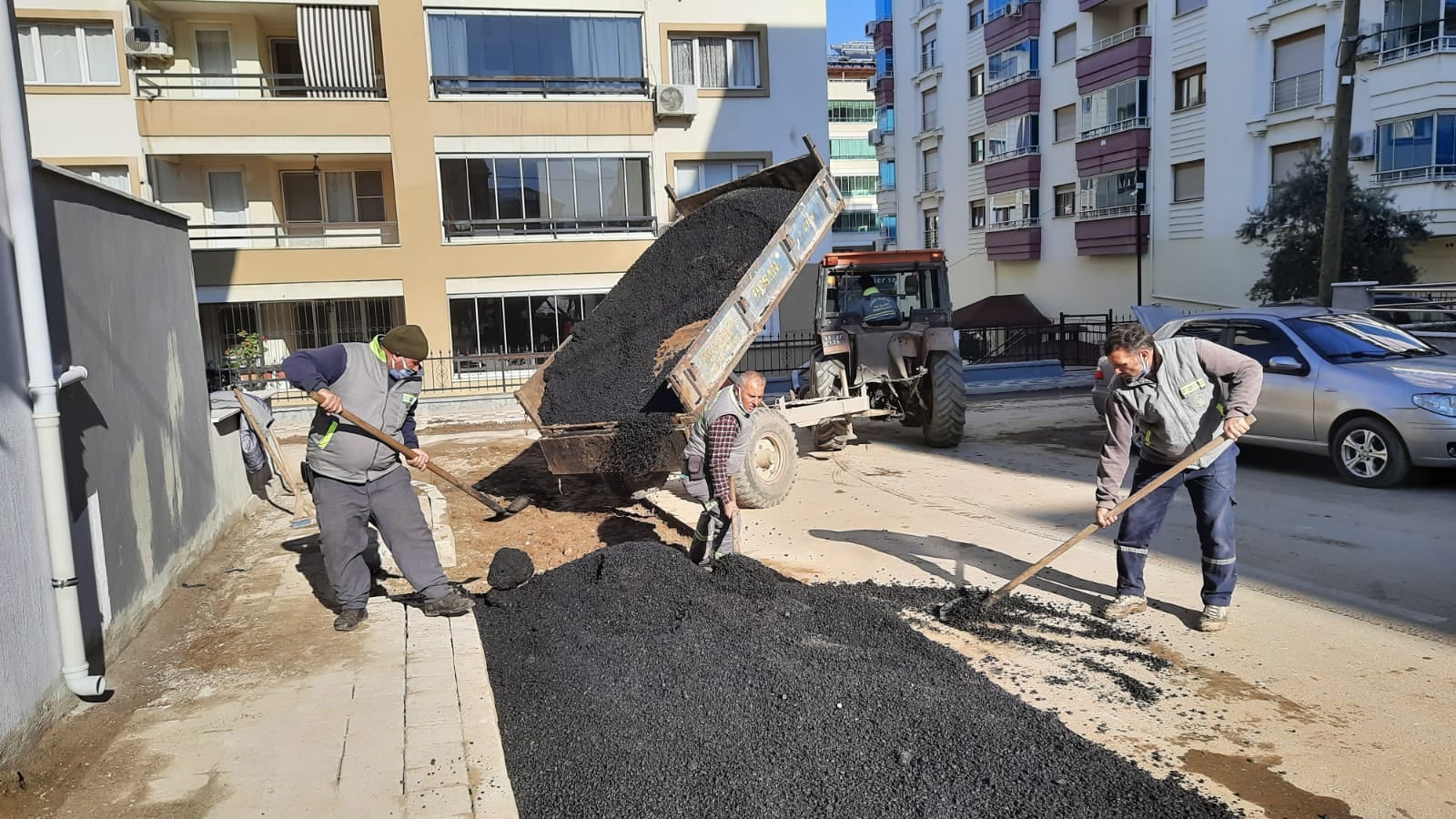 Fen İşleri Müdürlüğüne bağlı ekiplerimizin bir bölümü,Delemenler Mahallemizde yol düzenleme çalışmaları Çarıkbozdağ Mahallemizdeki menfez  ve şarampol açma çalışmalarına devam ediyor.