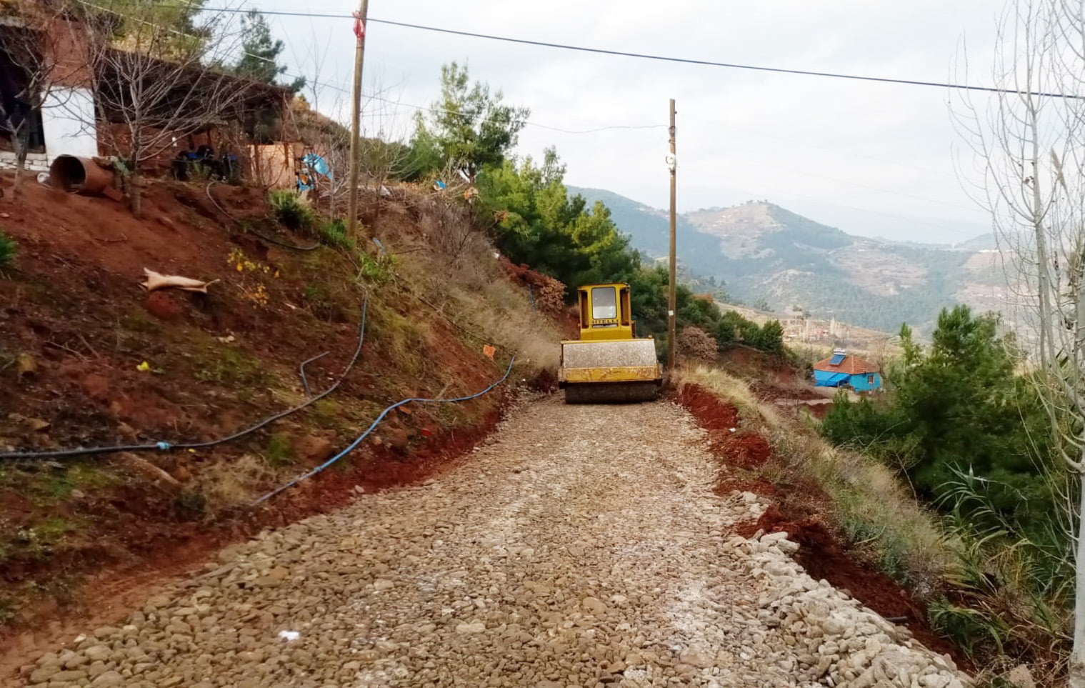 Fen İşleri, Park ve Bahçeler Müdürlüğümüze bağlı ekiplerimiz; Osmaniye Mahallemizin Kızıldağ Mevkiinde yol düzenleme Uluderbent Mahallemizin Alaçatı Mevkiinde tarımsal sulamada kullanılan pompaların tamiratı devam ediyor.