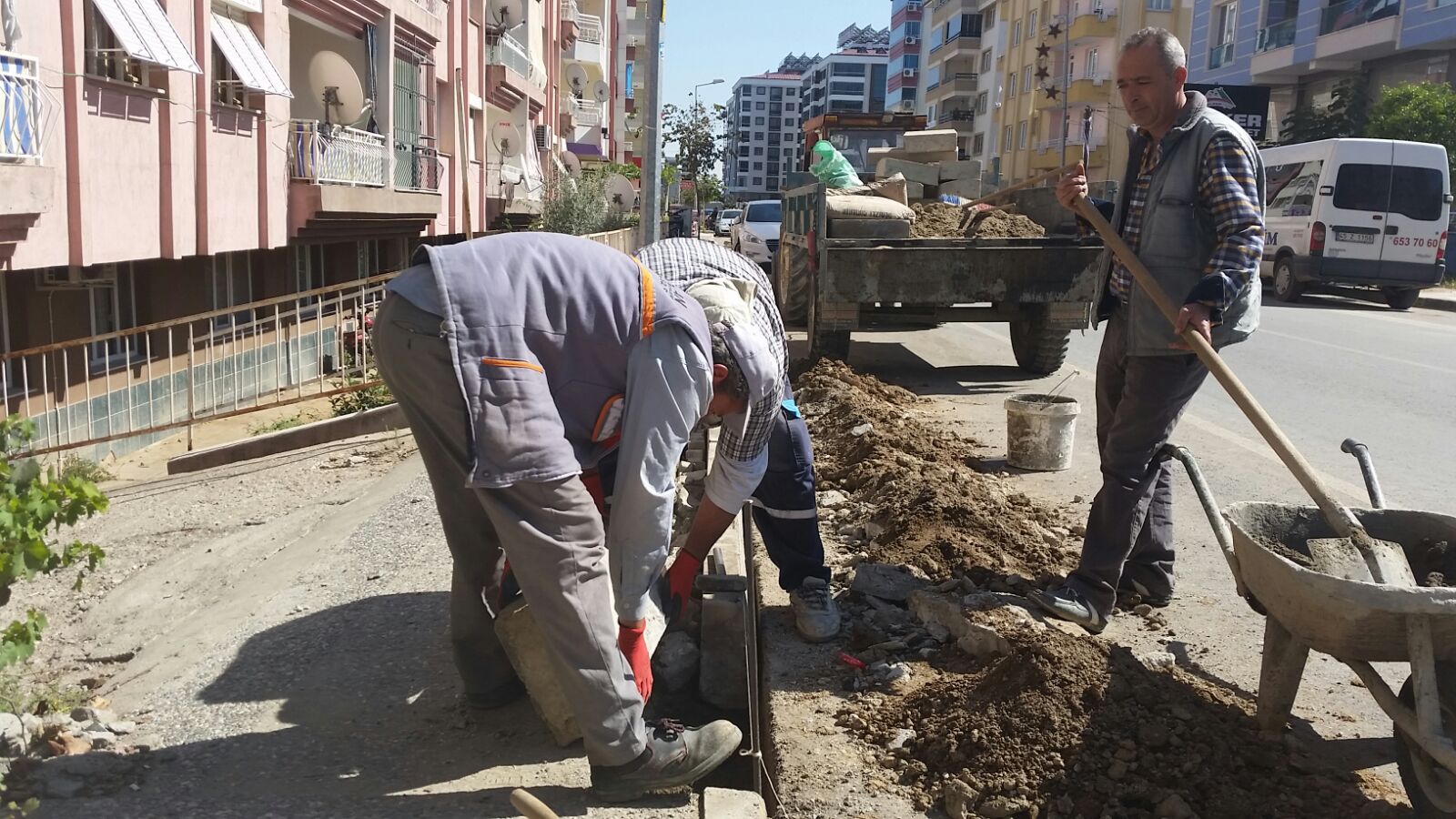 Fen İşlerini Bordür Tamiratlarına Devam Ediyor