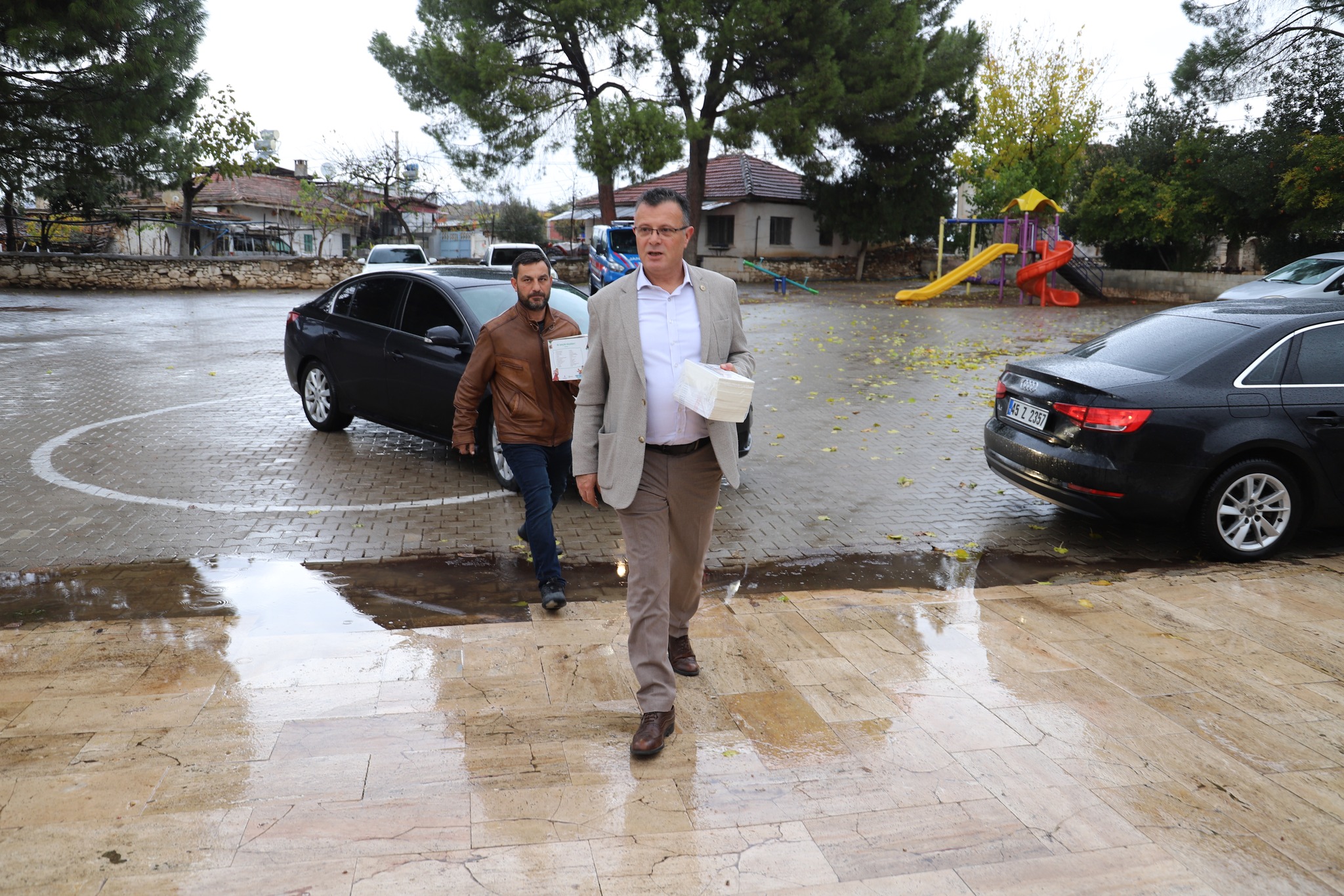 Gülpınar İlkokulunda Ebru Ünal adına oluşturulan kütüphane açılışına katılarak geleceğimizin teminatı çocuklarımız için kitap hediye ettik