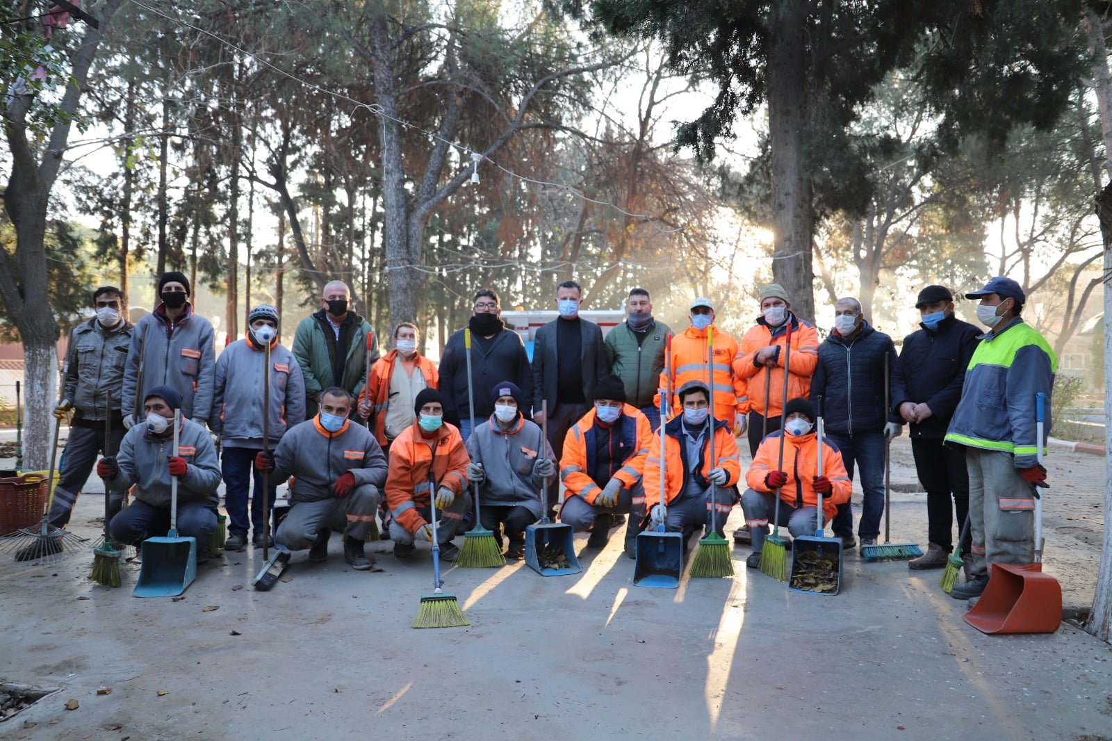 Günün ilk saatlerinde ekiplerimiz Akkeçili Mahallemizde temizlik çalışmalarını sürdürüyor.