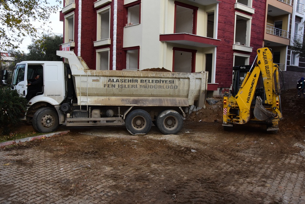 Hacıbey Mahallesinde Yeni Yol Açma Çalışmaları Devam Ediyor