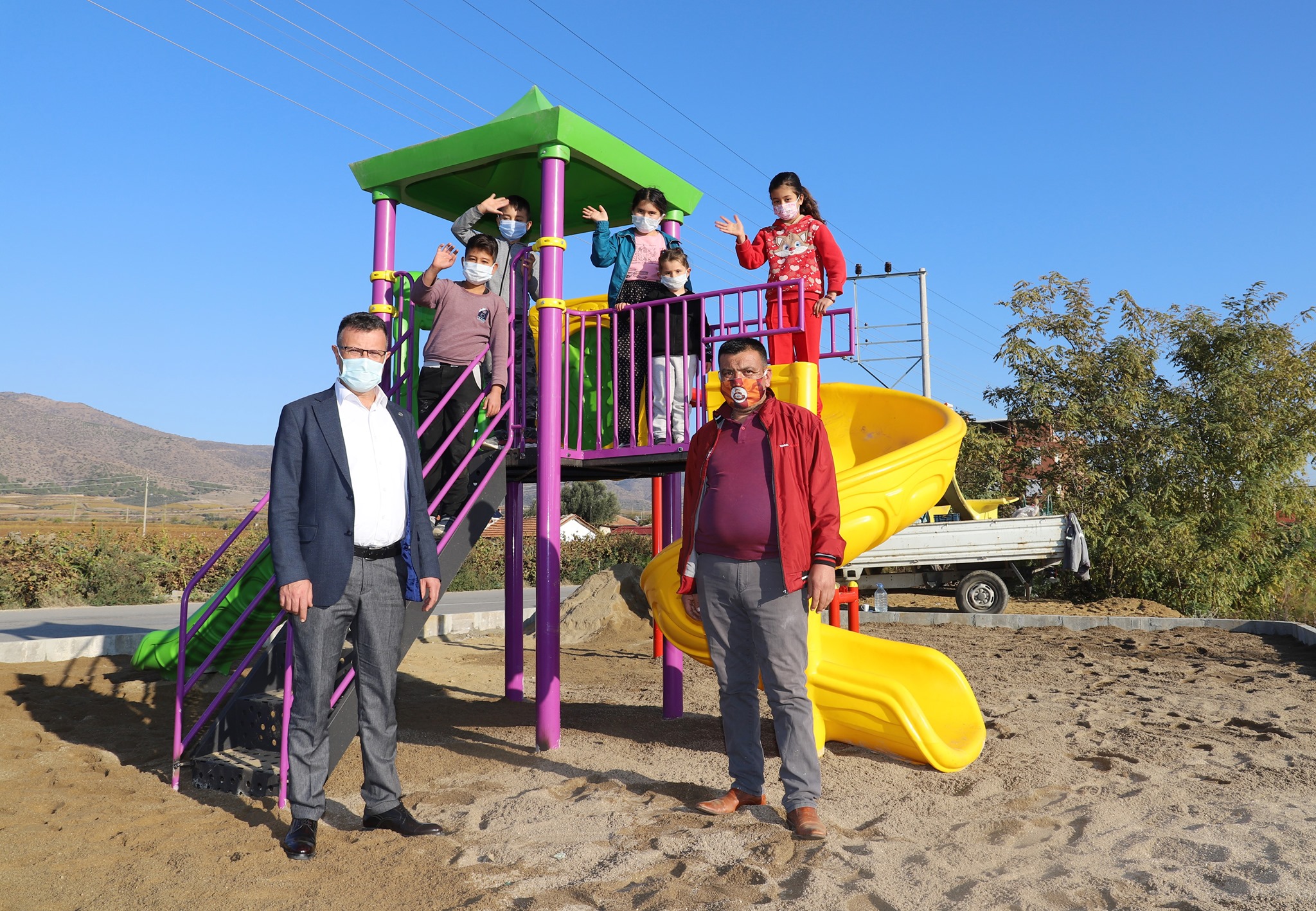 Her Şey Çocuklarımız İçin. Belediye ekiplerimizin, Caberfakıllı Mahallesindeki yeni nesil oyun grubu montajı çalışmalarını yerinde inceledik.