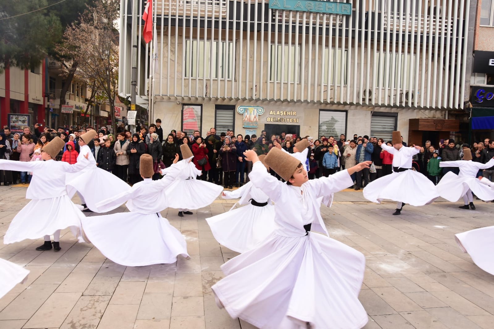 HZ. MEVLANA ALAŞEHİR’DE ALIŞILMIŞIN DIŞINDA GÜZEL BİR ETKİNLİK İLE ANILDI