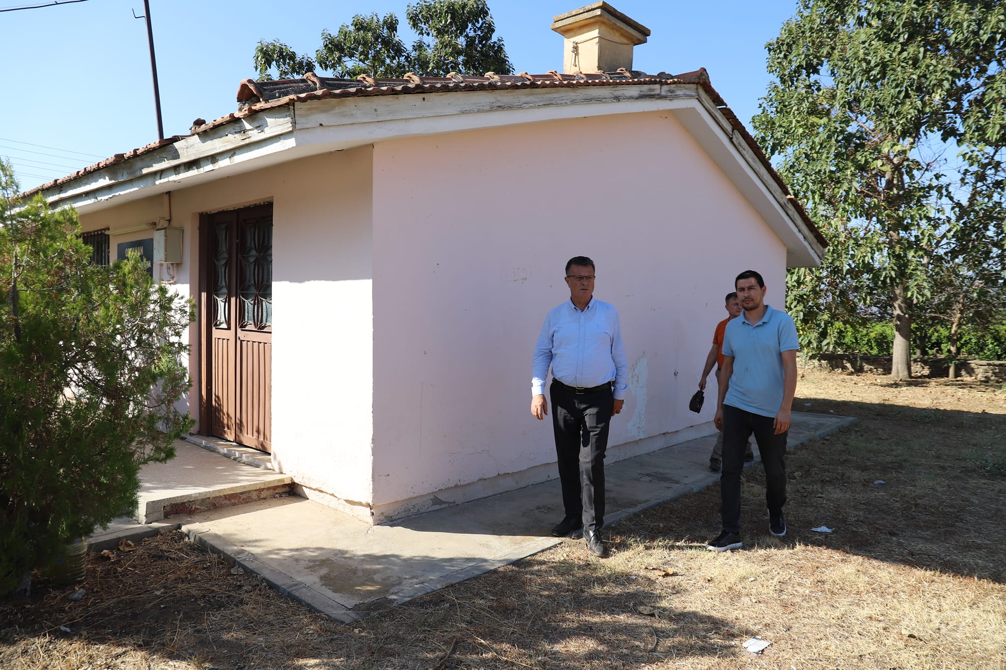 İbadethanelerimize Desteklerimiz Devam Ediyor  Göreve geldiğimiz günden itibaren 32 camimizin boyama ve peyzaj çalışmalarını tamamladık.Bugün de Hacıaliler Ortahan Mahallemizdeki Cem evini ziyaret ederek çalışma yapacak ol