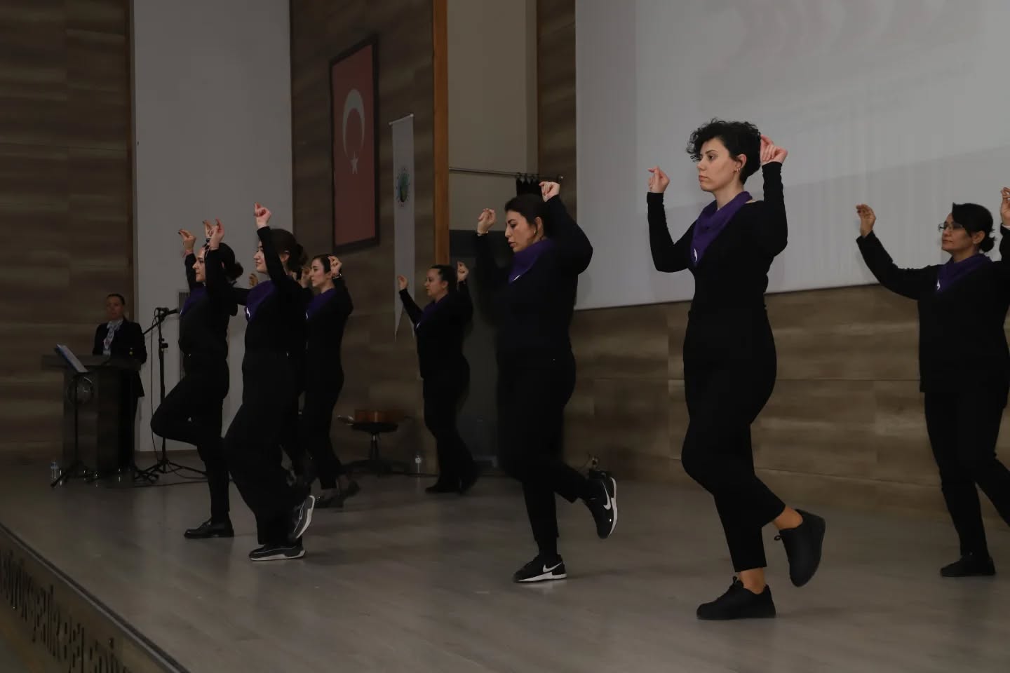 ''Kadın Ezgileri Mini Konser ve Halk Oyunları Gösterisi''ni Gerçekleştirdik