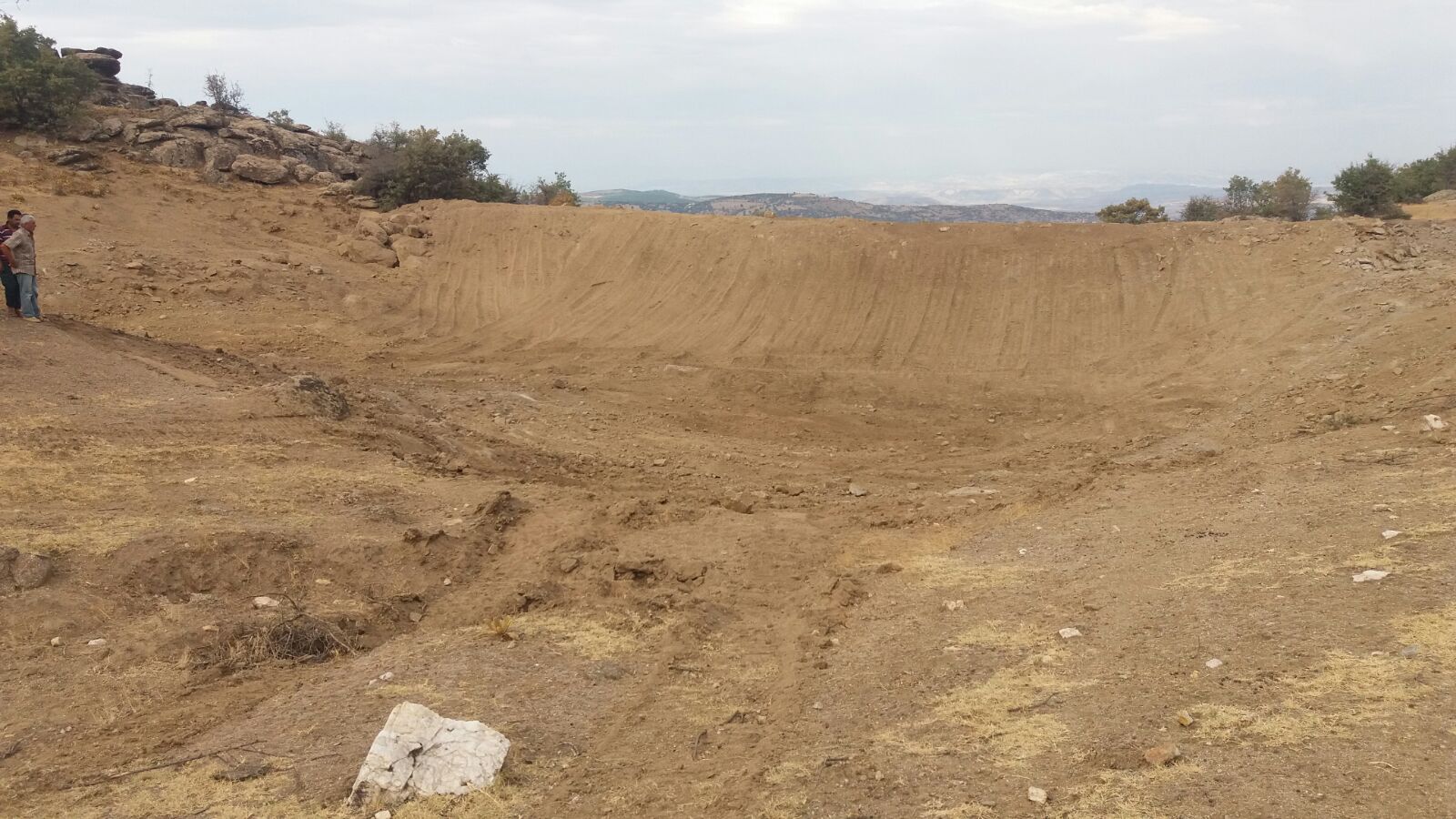 Karacalar Mahallesinde Gölet Temizleme Çalışmaları Başladı