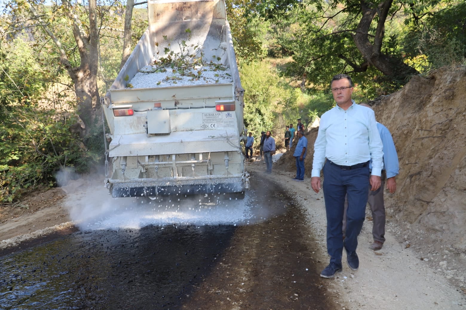  Kozluca Mahallemizde Soğuk Asfalt Çalışmamızı Yerinde İnceliyoruz