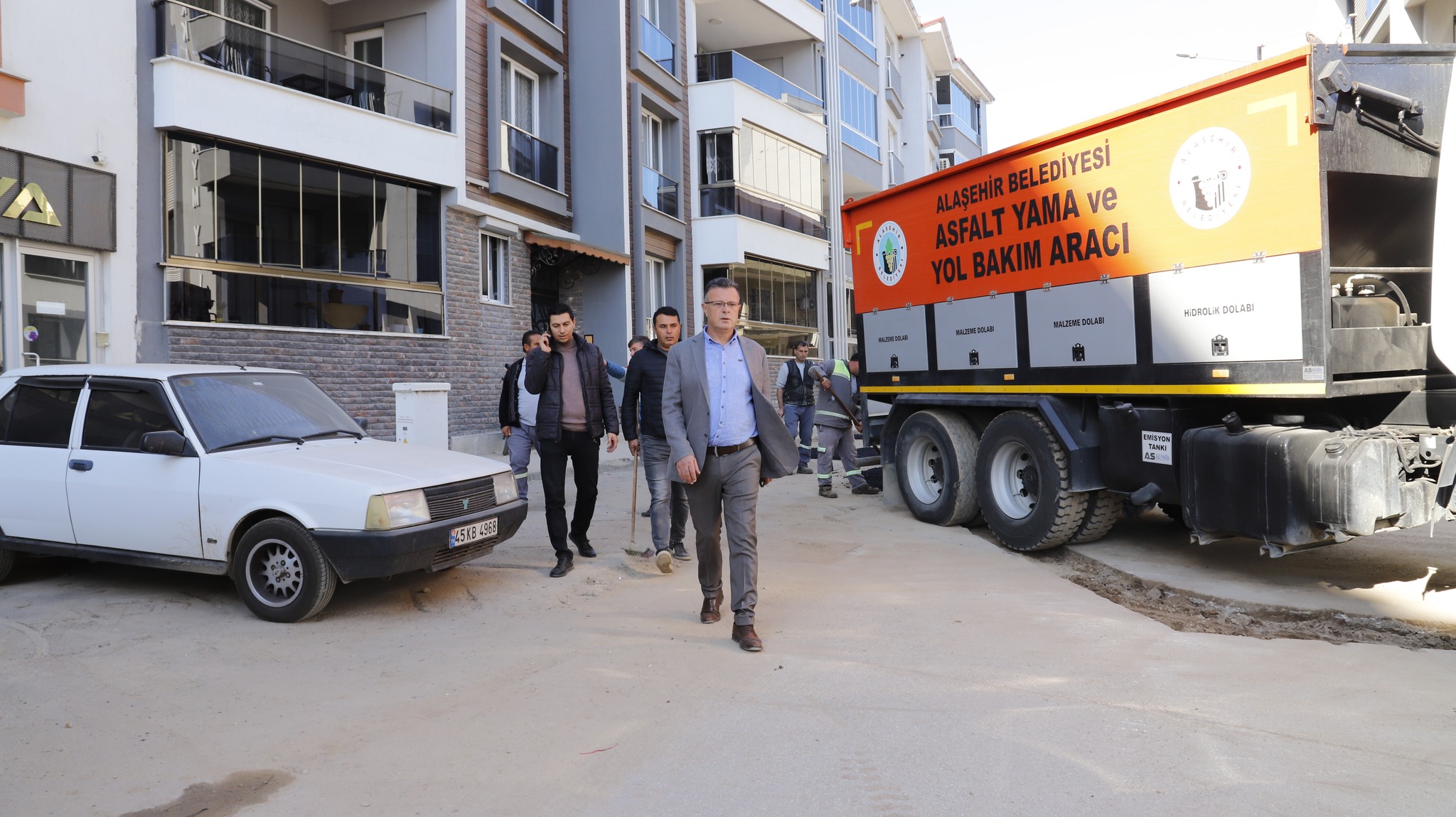 Kurtuluş Mahallemizde, Doğalgaz çalışmaları sonucu bozulan yollardaki asfalt yama çalışmalarımızı yerinde inceledik. Sırayla bütün mahallelerimizin eksikliklerini tamamlayacağız.