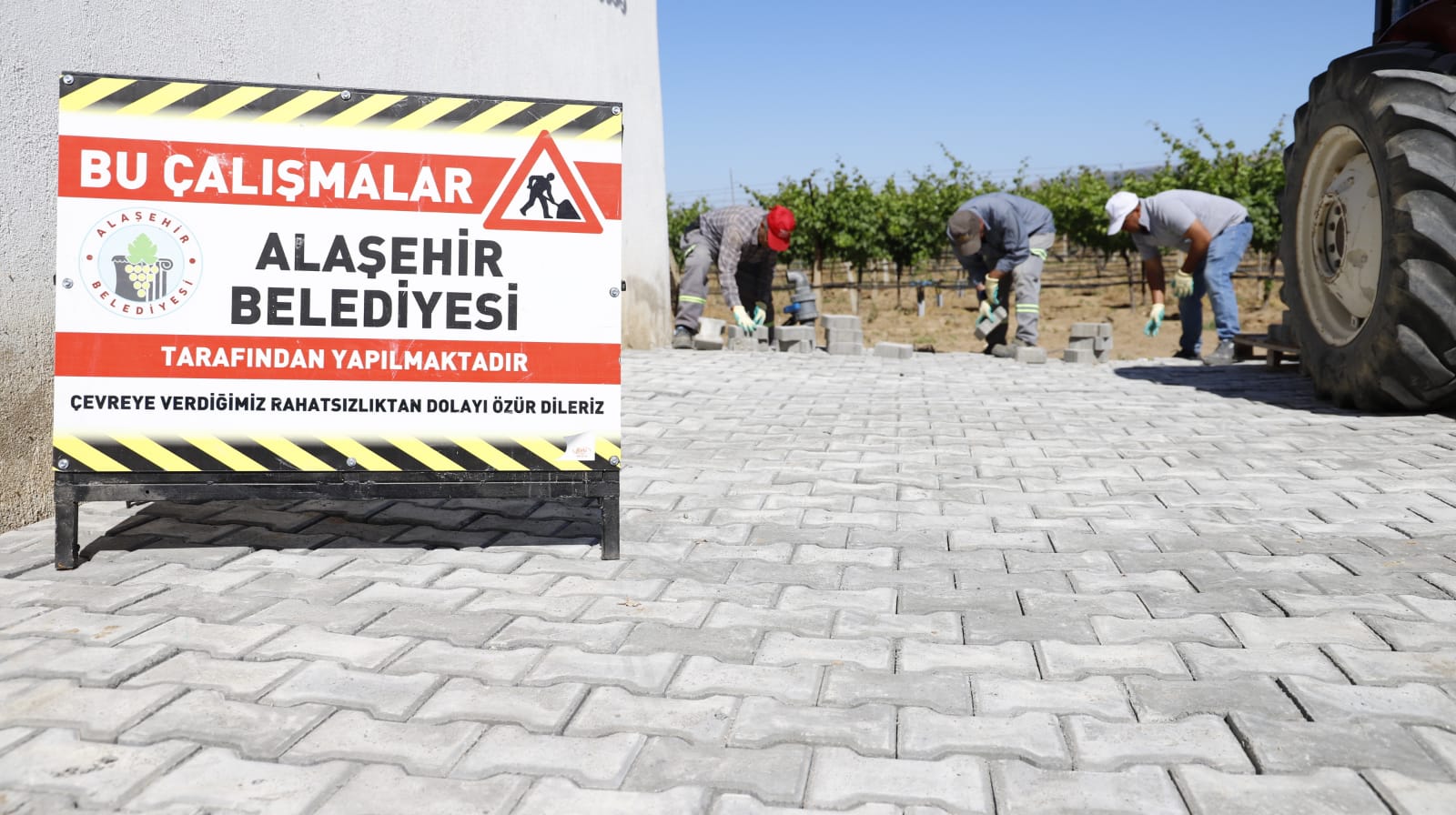 Merkez ve Kırsal Mahallelerimizde Kilit Parke Çalışmalarımız Sürüyor