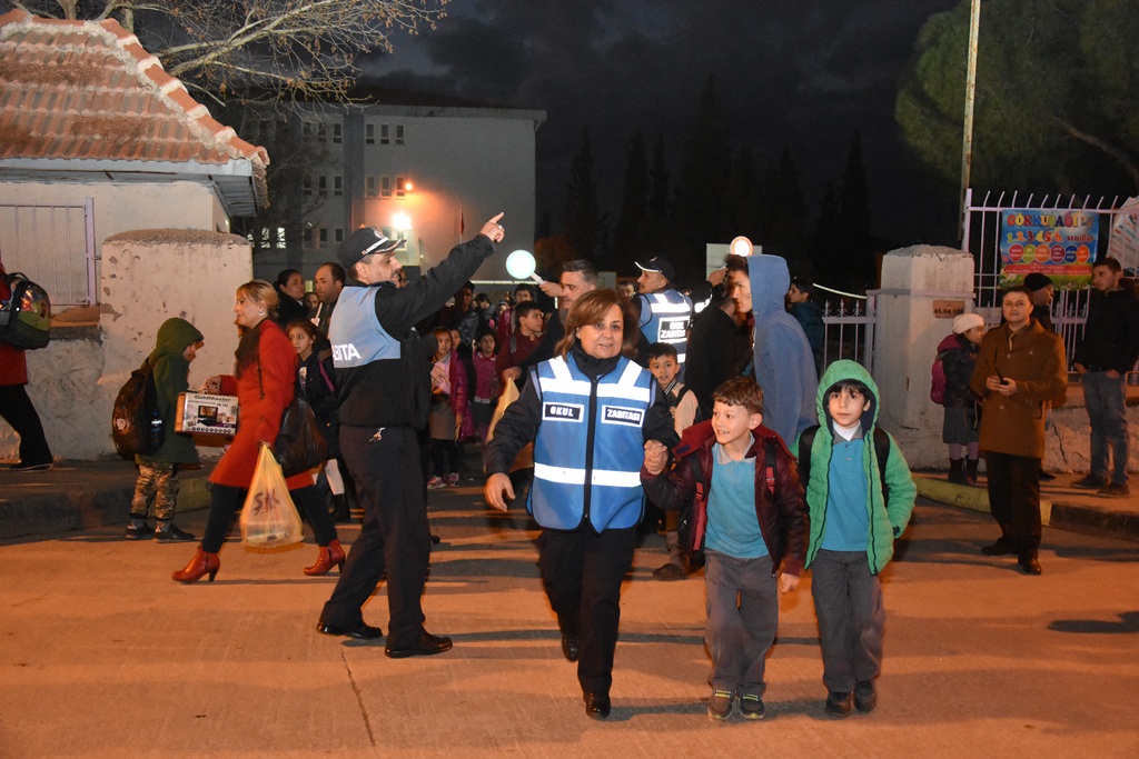 Öğrenci Velilerinden Okul Zabıtasına Teşekkür