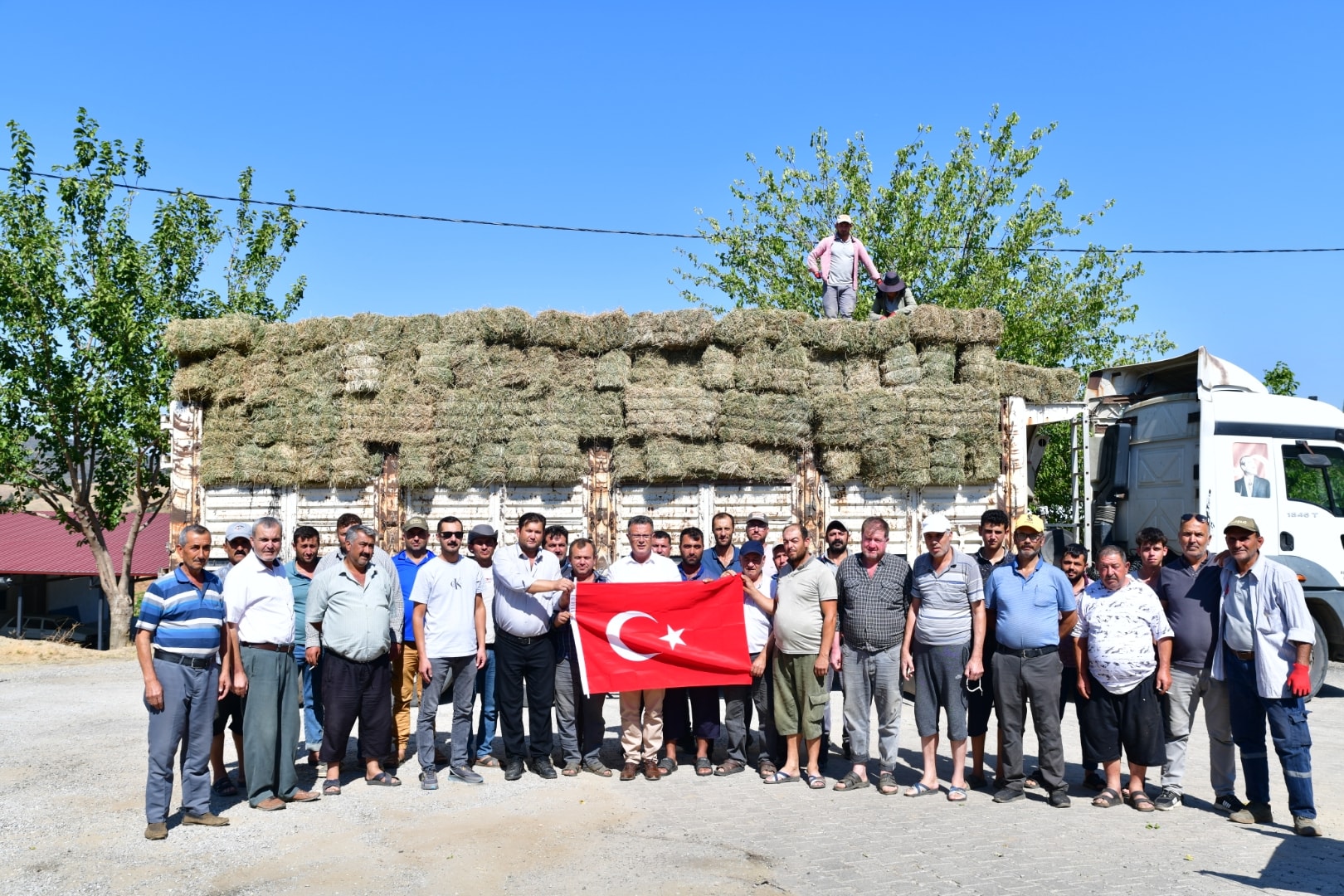 Örencik Mahallemizde Hayvancılıkla Uğraşan Çiftçilerimize Yonca Dağıtımı Gerçekleştirdik 