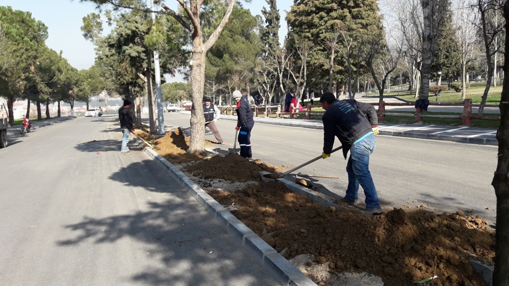PARK BAHÇELER EKİPLERİNDEN KIŞLIK BAKIM ÇALIŞMALARI