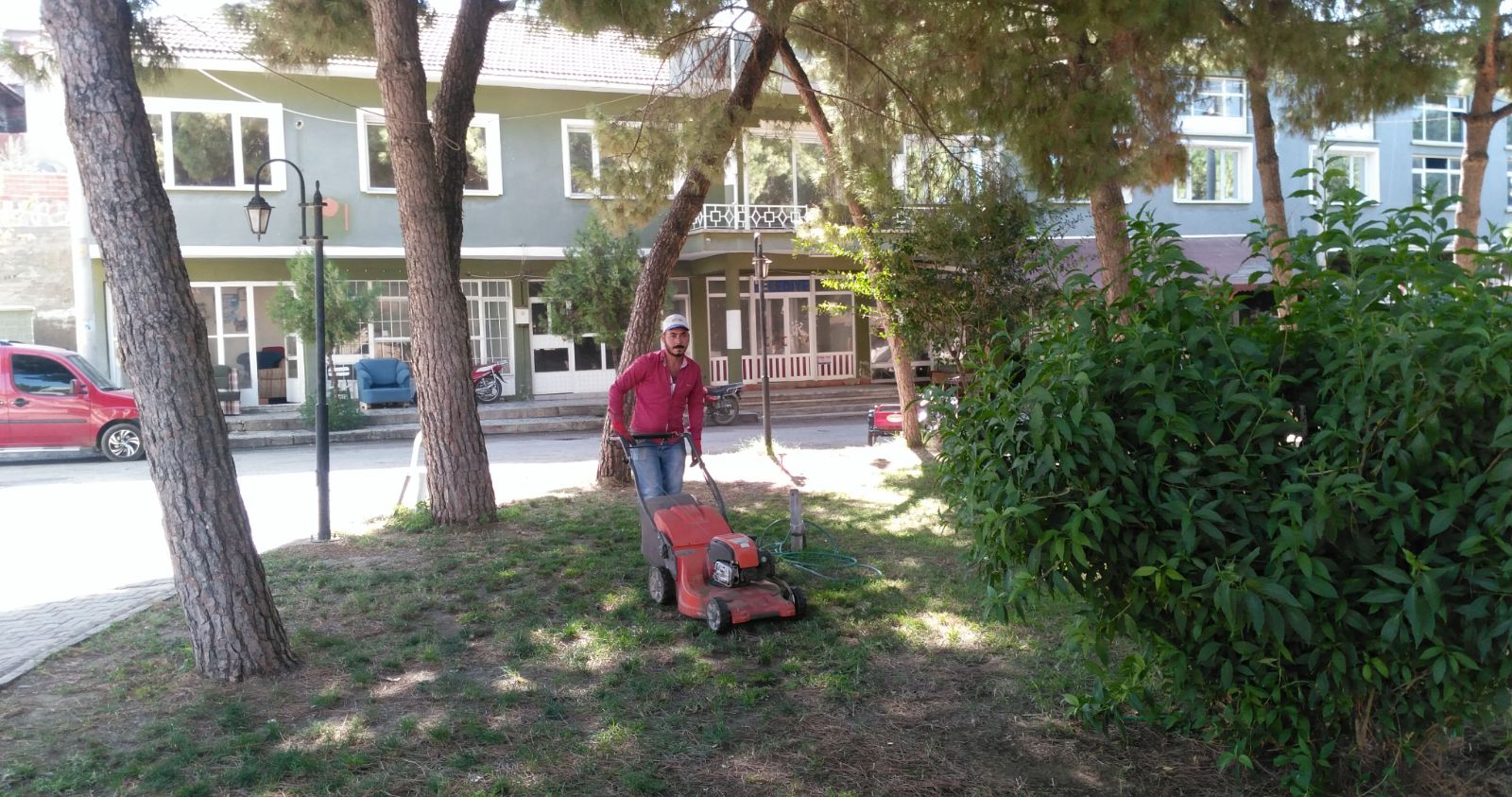 ŞEHİR GENELİNDEKİ PARK VE YEŞİL ALANLARDA ÇİM BİÇME ÇALIŞMALARI DEVAM EDİYOR
