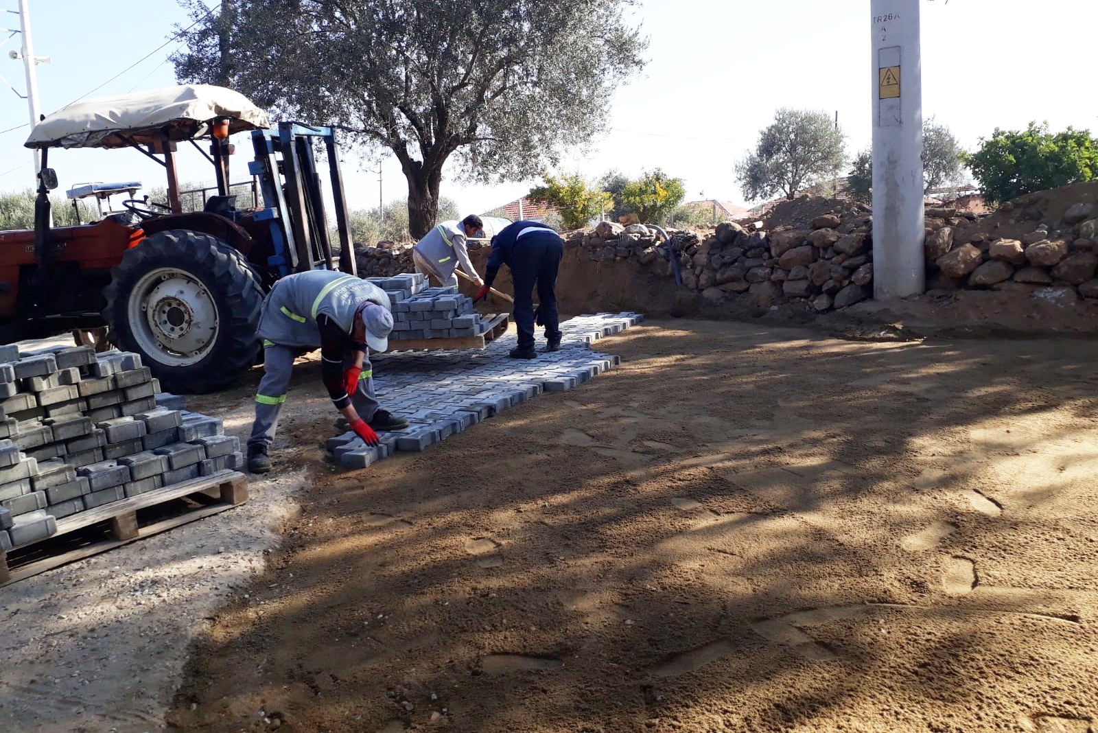 Söz verdiğimiz gibi ekiplerimiz sırayla mahallelerimizin eksiklerini tamamlıyor. Belediye ekiplerimiz, Beş Eylül ve Şeyh Sinan Mahallerimizde oyun grubu montajı ve kilit parke döşeme çalışmalarına devam ediyor.