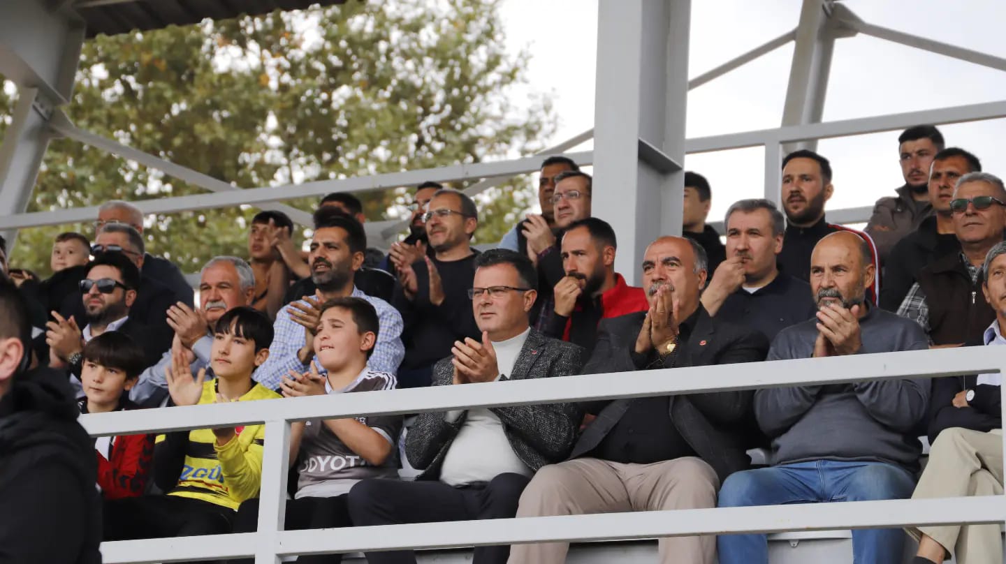 Tenekecioğlu Alaşehir Belediye Spor takımımız 2-0 galip gelerek namağlup liderliğini sürdürdü.