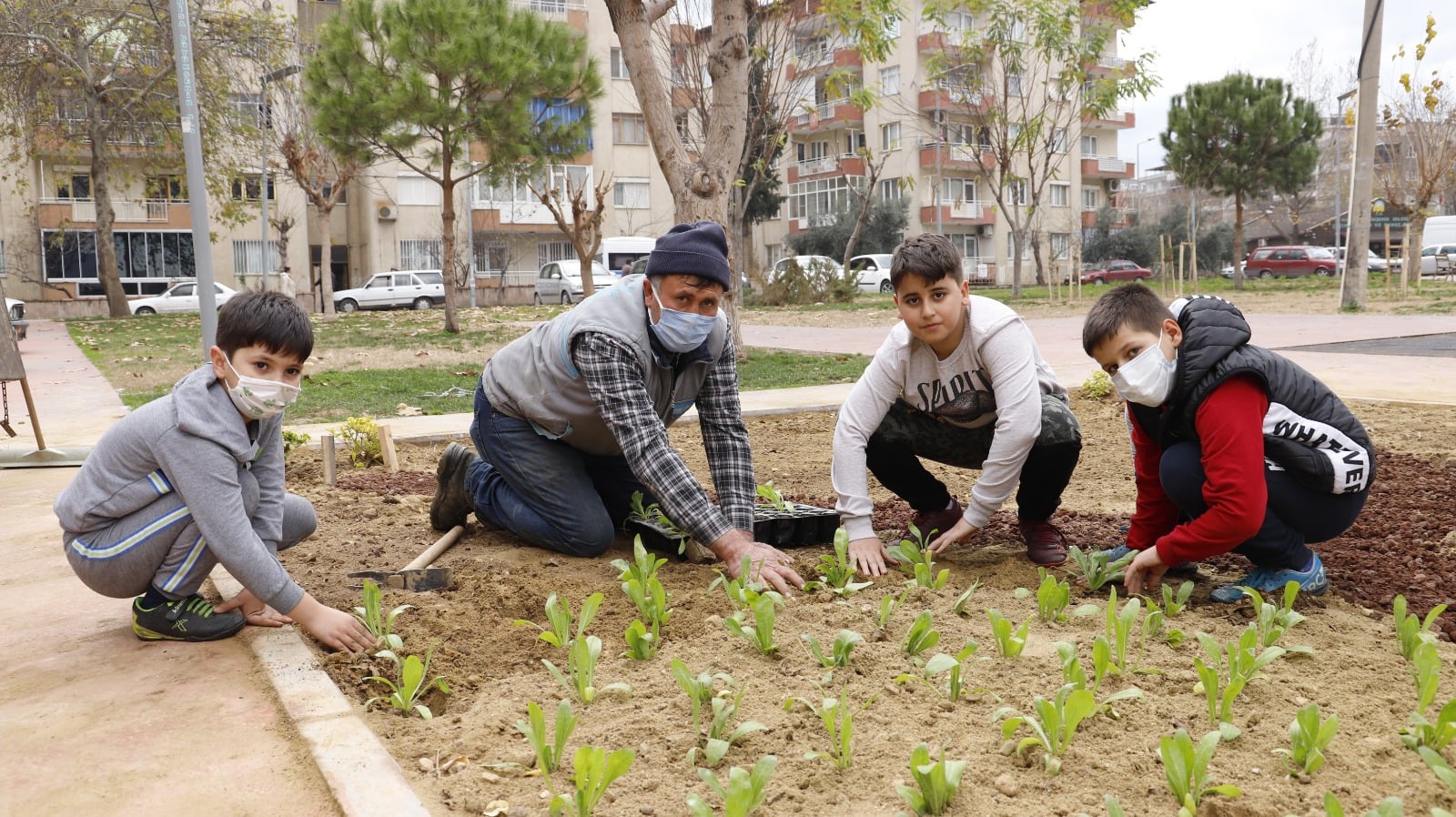 Teşekkürler Çocuklar. Belediye ekiplerimizin parklarda peyzaj ve çiçek dikimi sırasında genç arkadaşlarımızla ağaç ve doğa sevgisini aşılamak için birlikte fidan diktik.