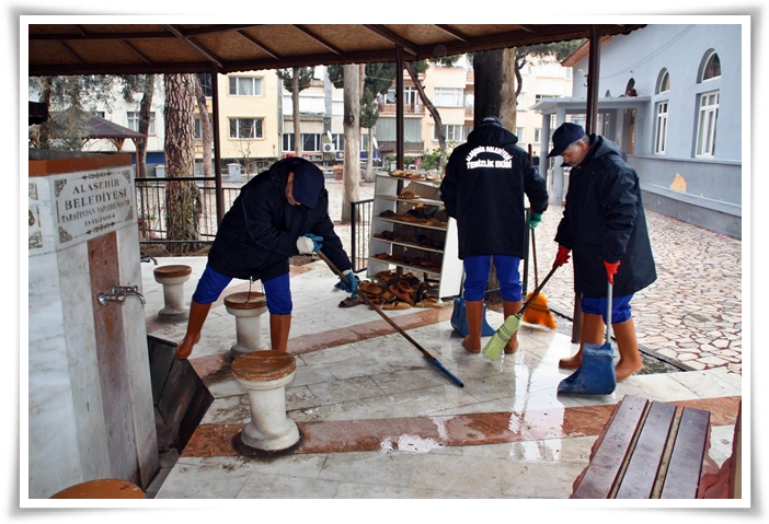 Alaşehir Belediyesi Camileri Temizliyor