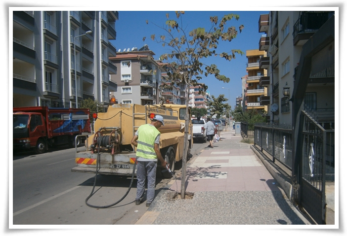 Alaşehir Belediyesinden Ağaç Sulama Çalışmaları