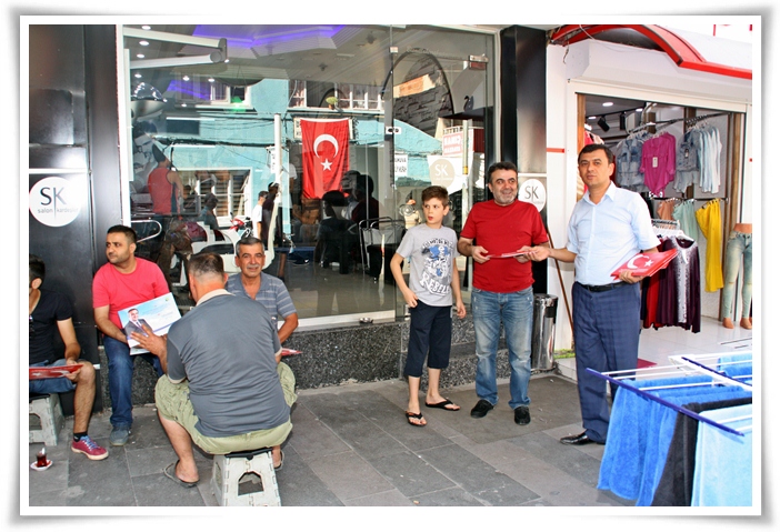 Alaşehir Belediyesi Bayrak Dağıtıyor