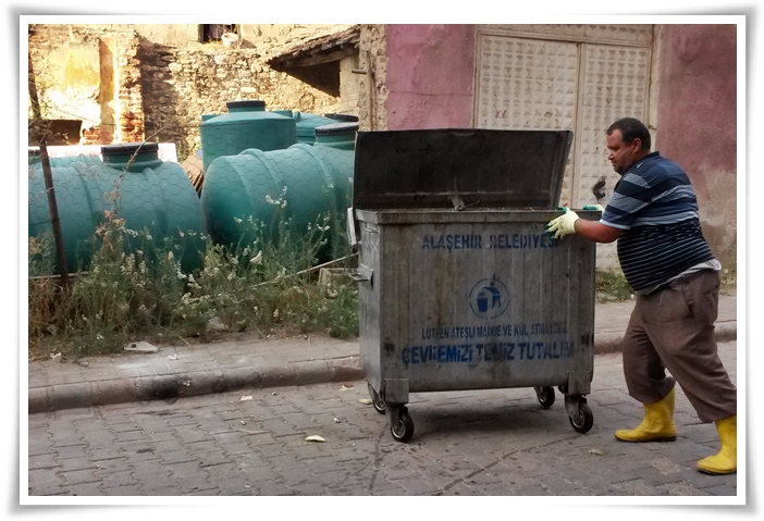 Alaşehir’de Çöp Konteynerleri Yıkanıyor