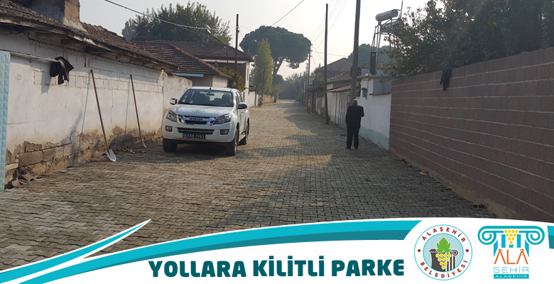 Fen İşleri Müdürlüğü yollara kilitli parke döşüyor