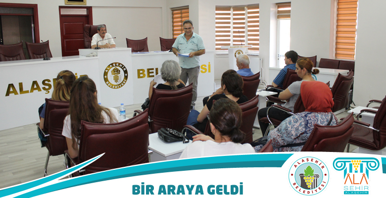 TOPLANTI SALONUNDA BİR ARAYA GELDİ