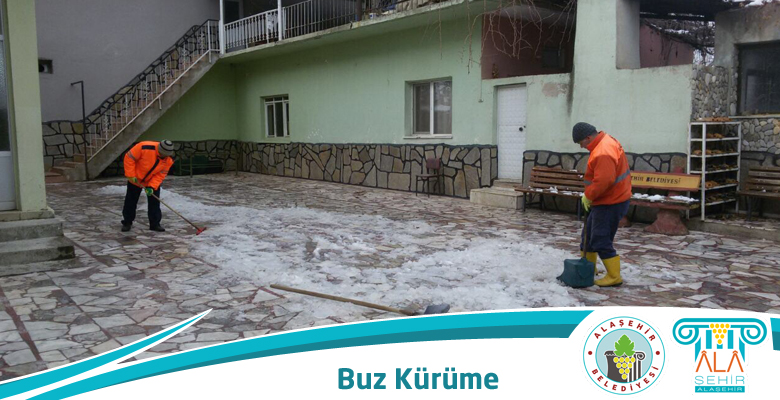 CAMİ AVLUSUNDA BUZ KÜRÜNDÜ