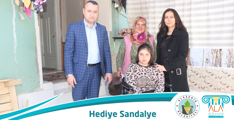 BAŞKAN KARAÇOBAN'DAN ENGELLİ GENCE TEKERLEKLİ SANDALYE