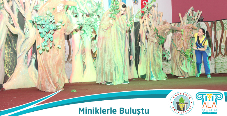 “AĞAÇLARIN DANSI” MÜZİKAL OYUNU ALAŞEHİRLİ MİNİKLERLE BULUŞTU